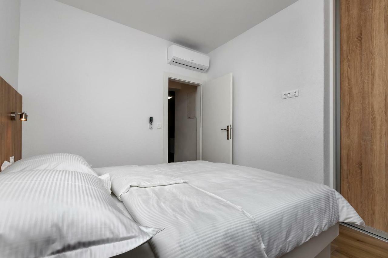 Apartmani Daniela พอดโกรา ภายนอก รูปภาพ